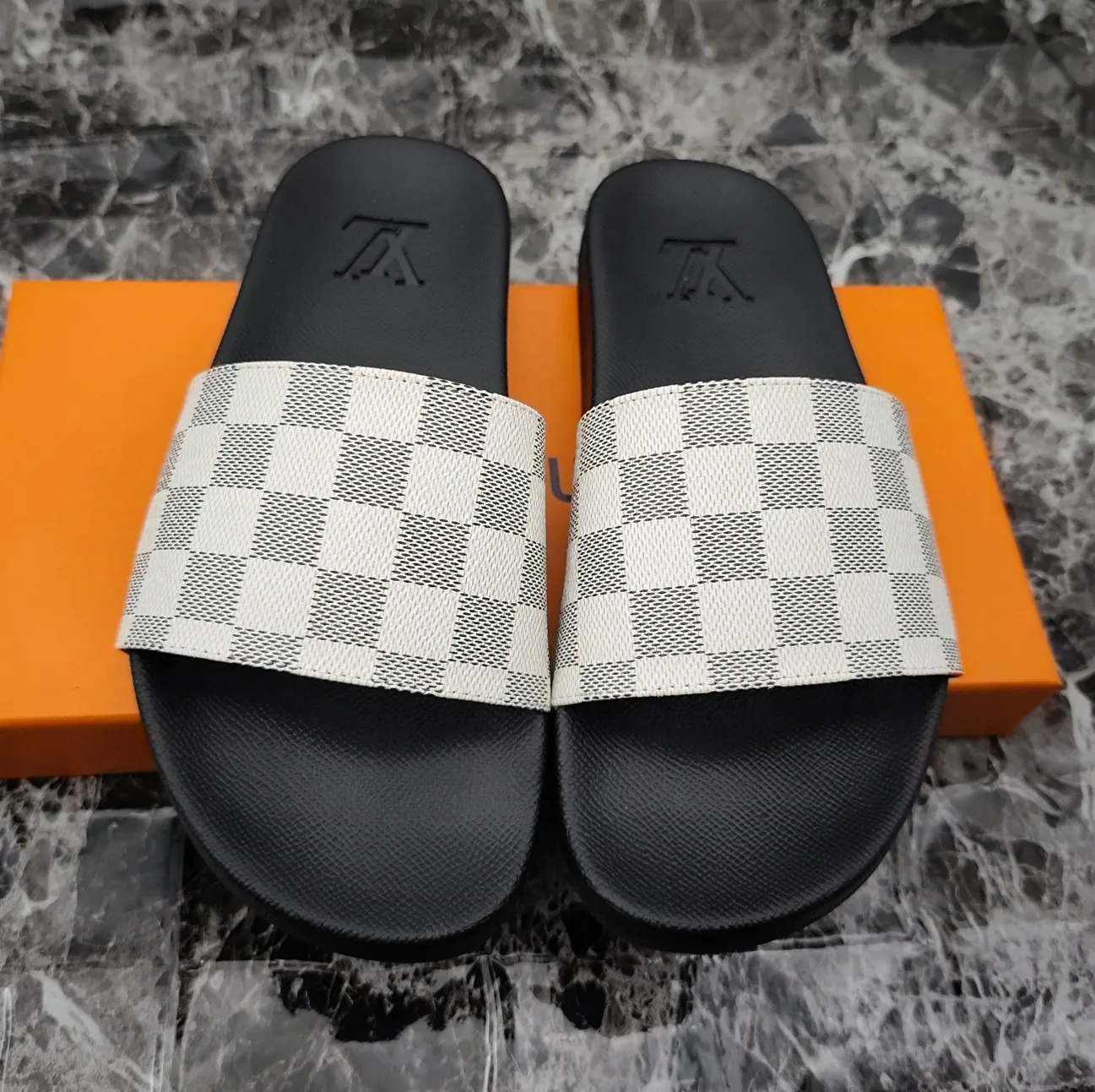 👟👟Ex-factory price 260👟👟 (available all year round), same style for men and women, size 35--48. Couple style🎗Louis Vuitton "LV" slippers, a much-anticipated one, so beautiful that it will melt your hearts❤! It is simply a masterpiece of extraordinary craftsmanship. It is a must-have for everyone. It is made by open mold. It feels Q-bounce and super soft on the feet. It is super delicate on the feet. It is an exclusive model. There are many layouts, so there is always one you like🎉🎉
